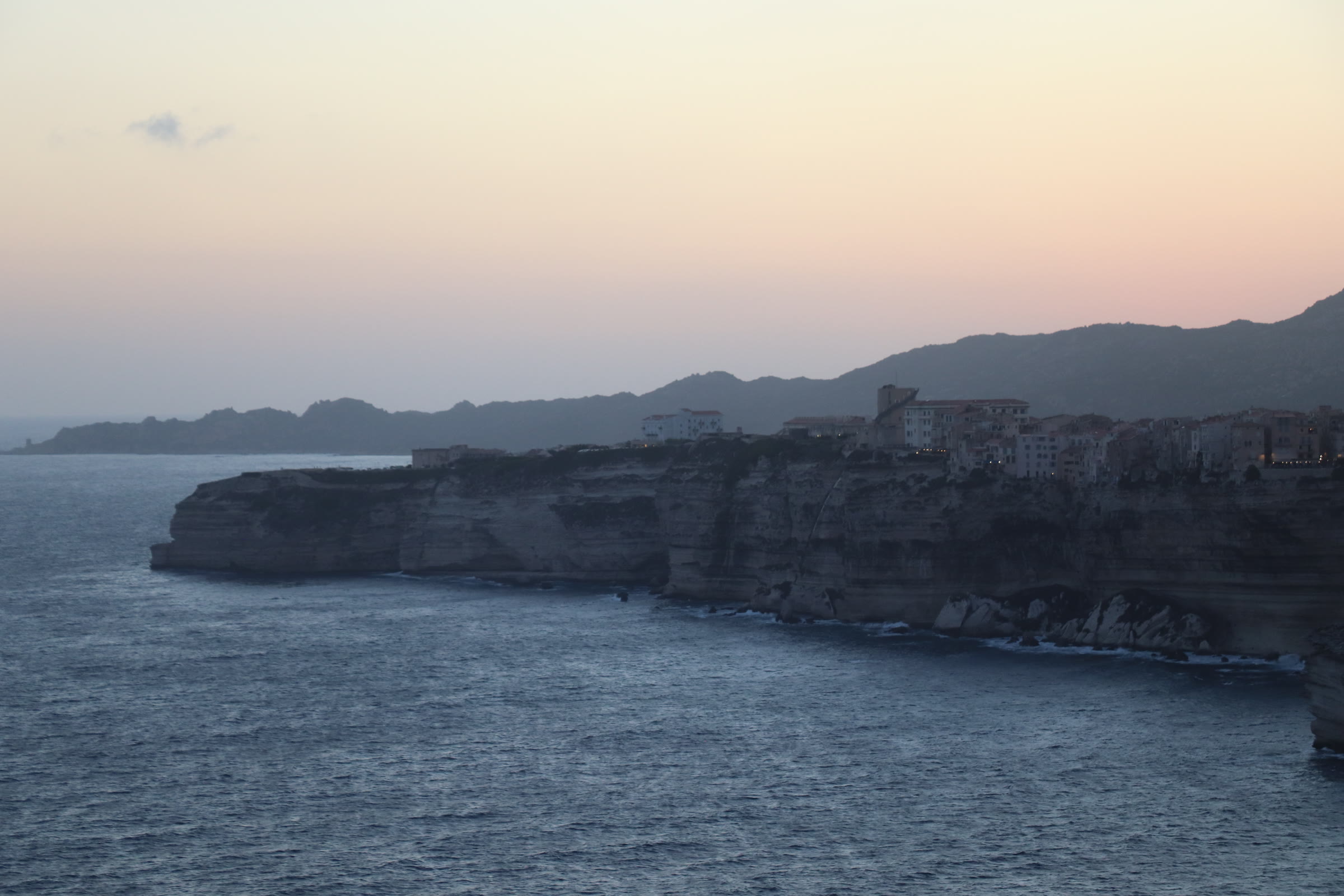 De kust van Corsica in het avondlicht